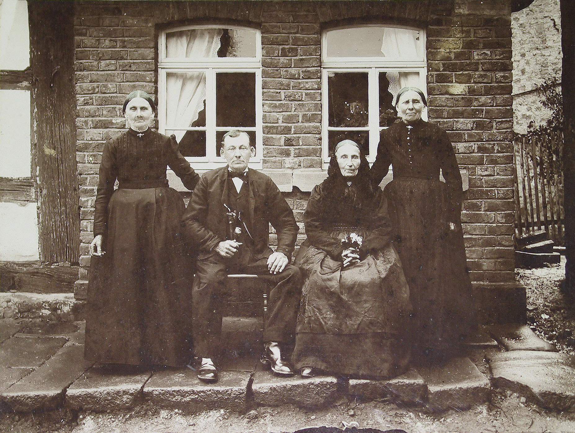 Bewohnerinnen und Bewohner vor ihrem Haus „Im Vorderdorf“, ca. 1880