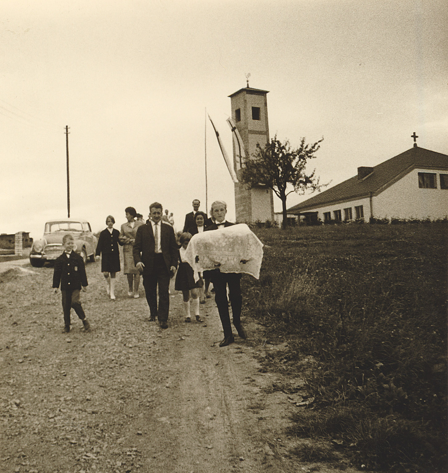 Kirchweg und ev. Kirche