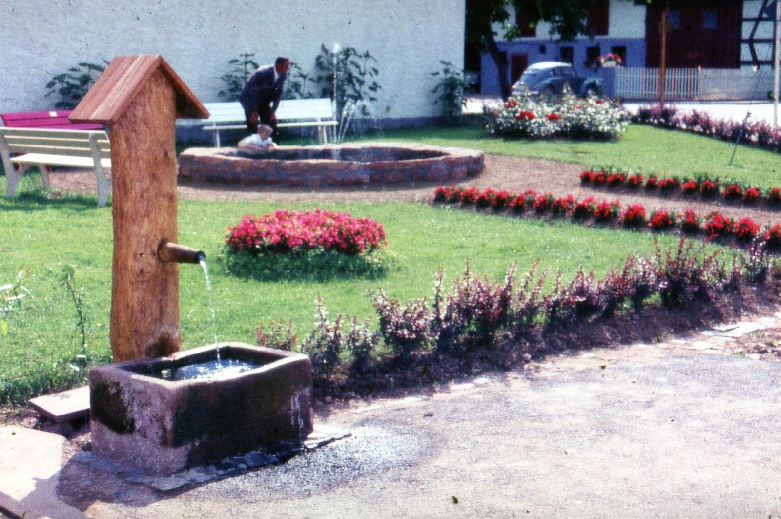Ortsmitte Großenhausen, damals noch mit Brunnen